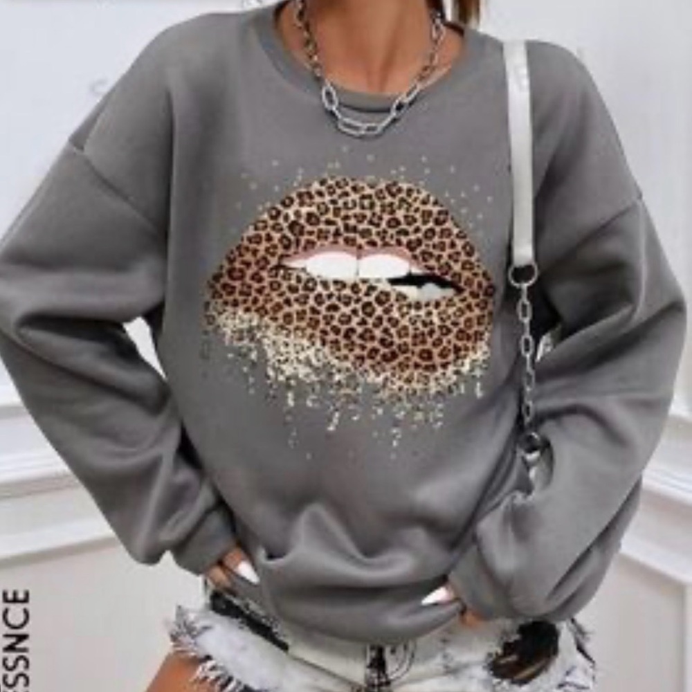 Gray Leopard Print Lip Crewneck Sweatshirt Women’s Size M 🩶🐆